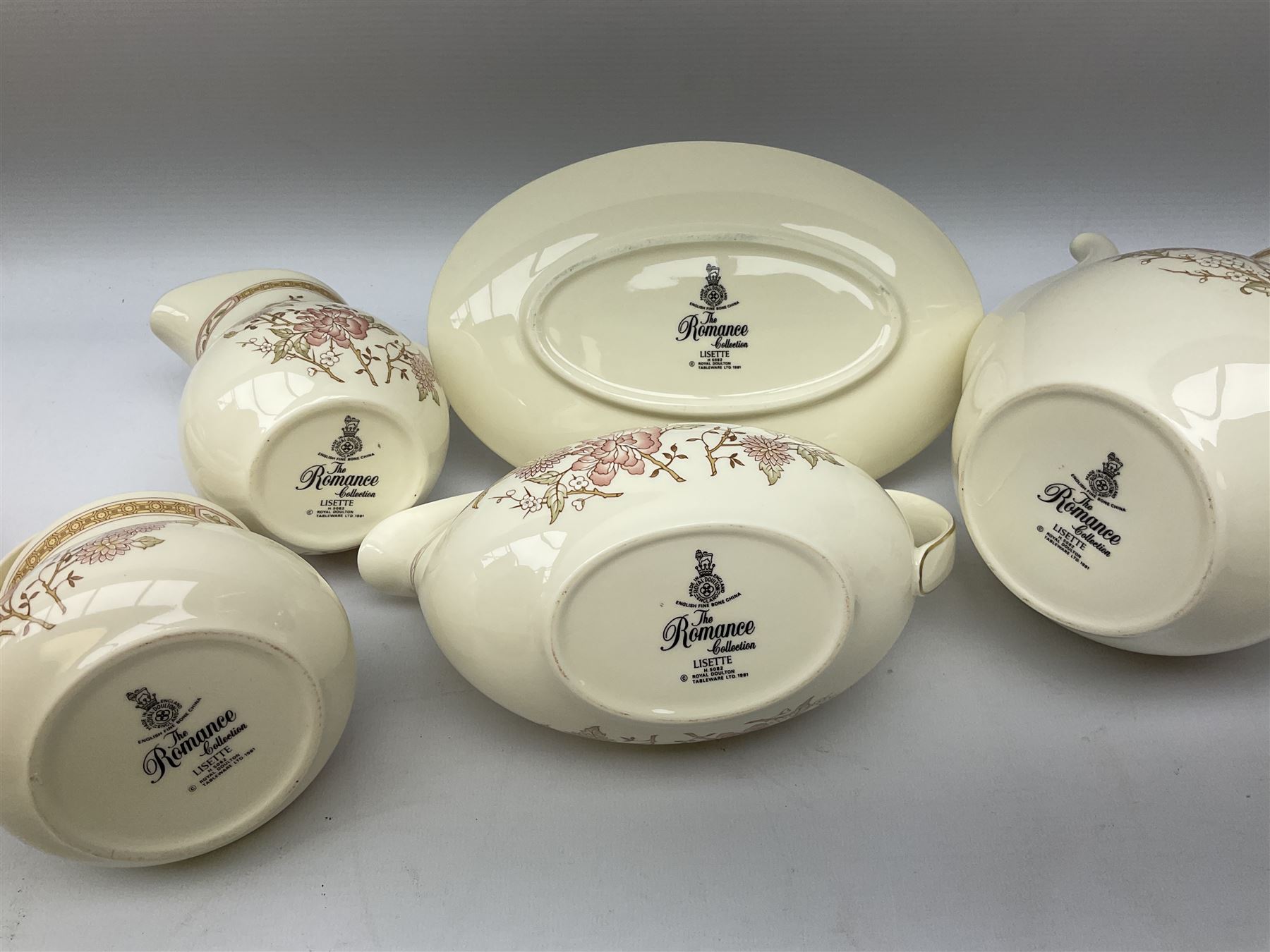 Royal Doulton ‘The Romance Collection’ dinner service decorated in the ‘Lisette’ pattern for six - Image 4 of 4