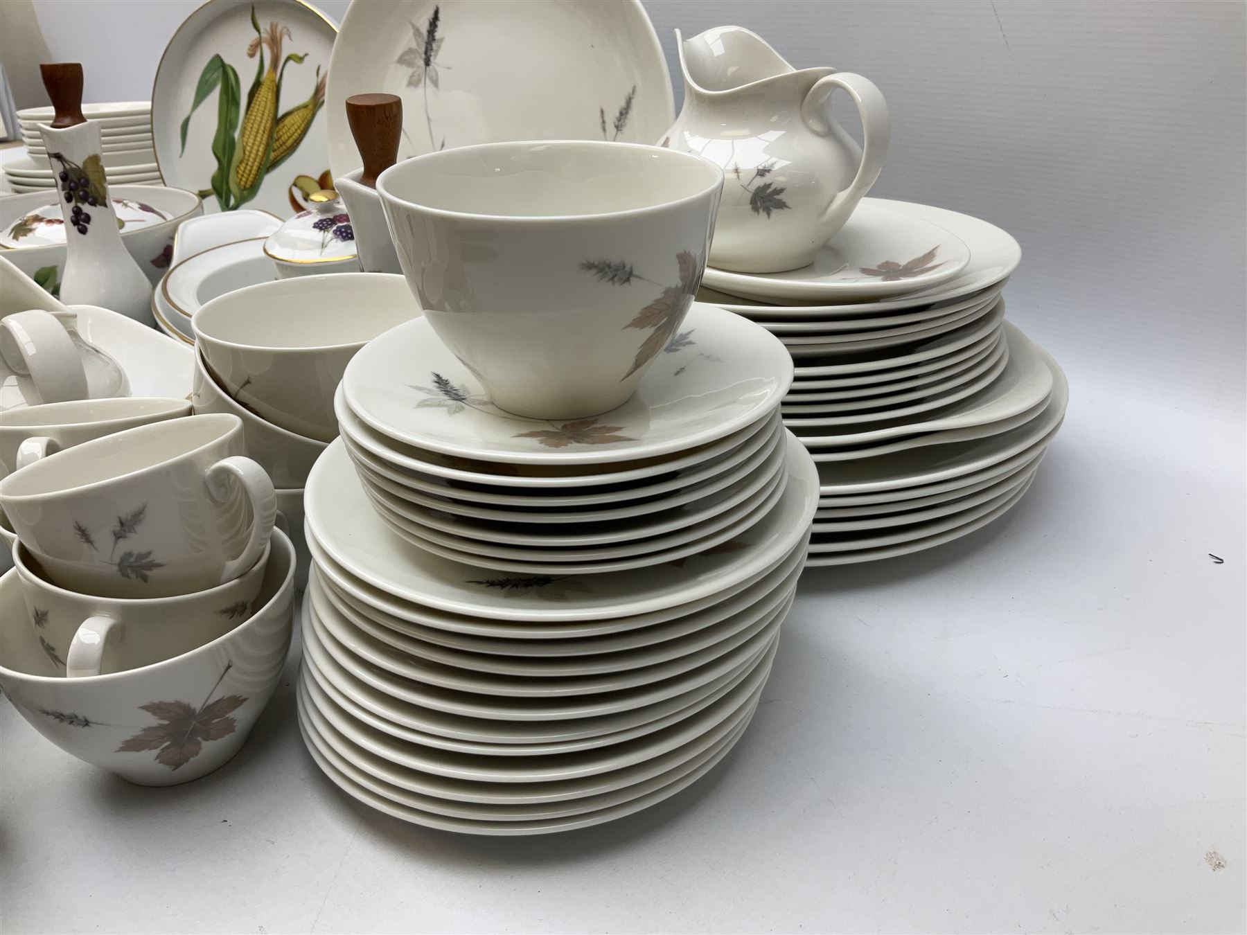 Quantity of tea and dinner wares comprising Royal Worcester 'Evesham' pattern dinnerwares to include - Image 2 of 7