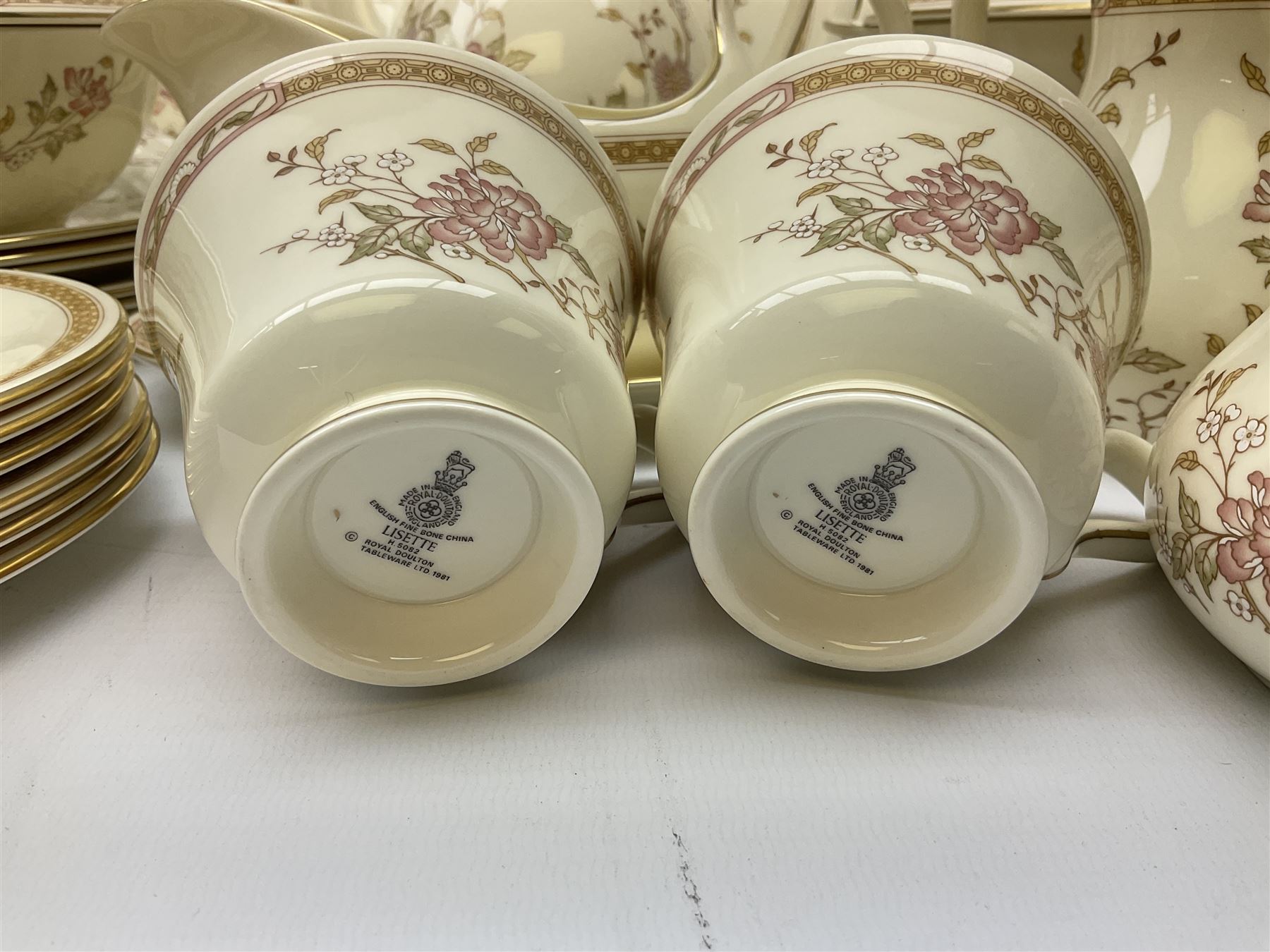 Royal Doulton ‘The Romance Collection’ dinner service decorated in the ‘Lisette’ pattern for six - Image 2 of 4