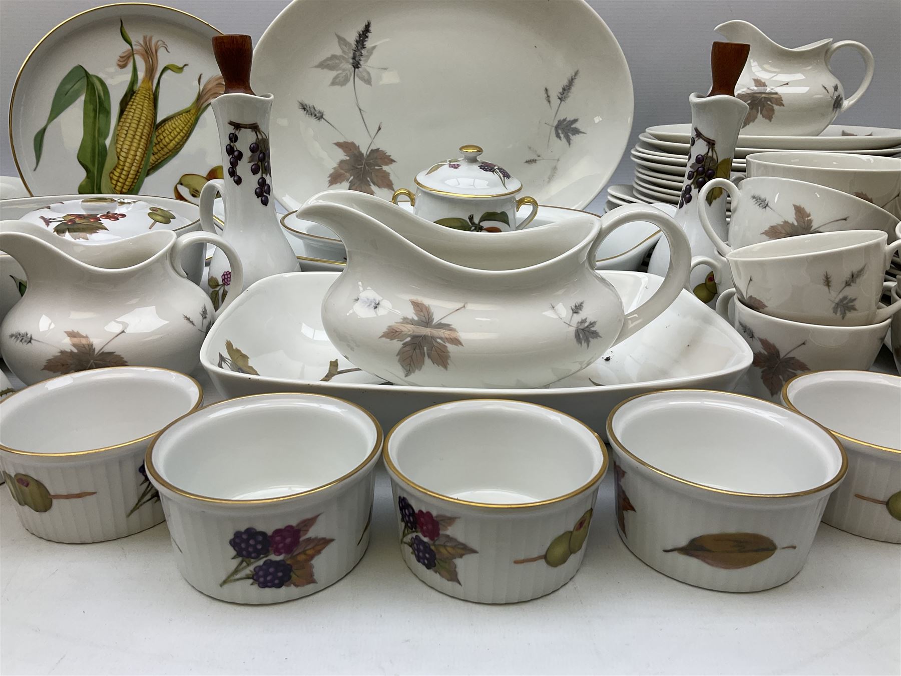 Quantity of tea and dinner wares comprising Royal Worcester 'Evesham' pattern dinnerwares to include - Image 4 of 7