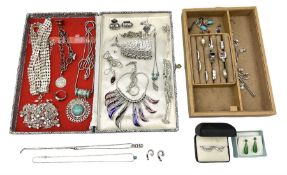 Quantity of costume jewellery to include necklaces