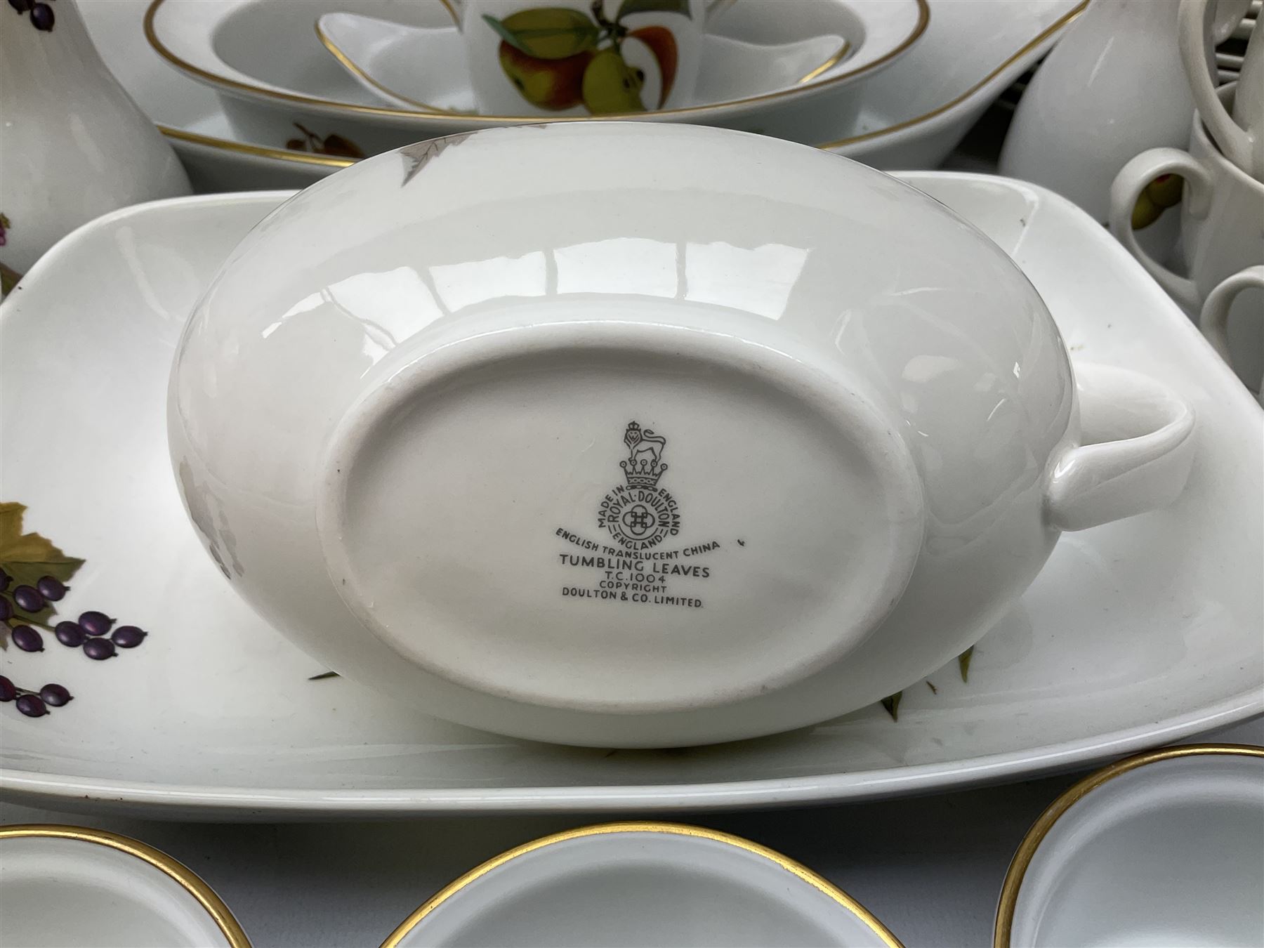 Quantity of tea and dinner wares comprising Royal Worcester 'Evesham' pattern dinnerwares to include - Image 5 of 7