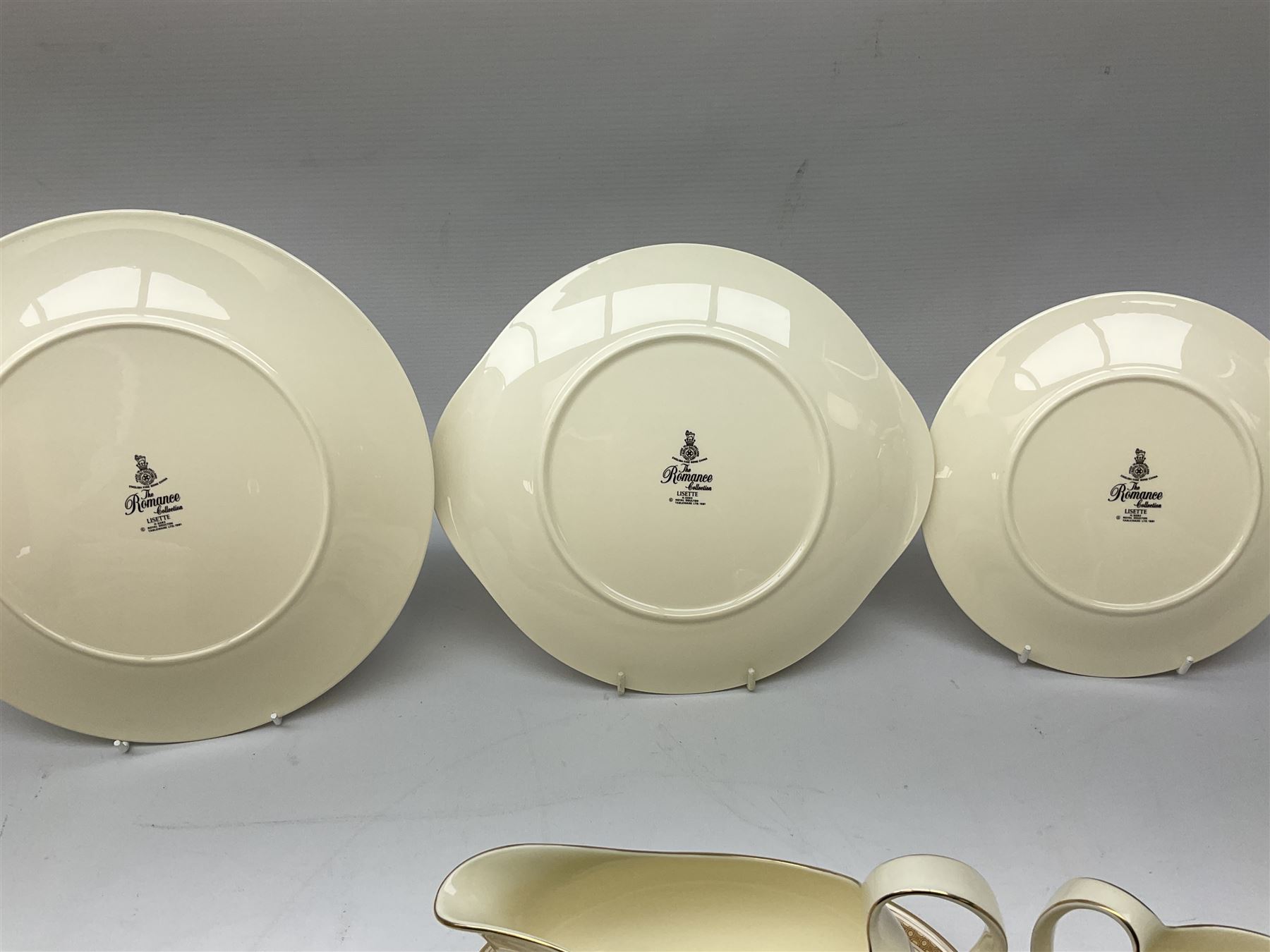 Royal Doulton ‘The Romance Collection’ dinner service decorated in the ‘Lisette’ pattern for six - Image 3 of 4