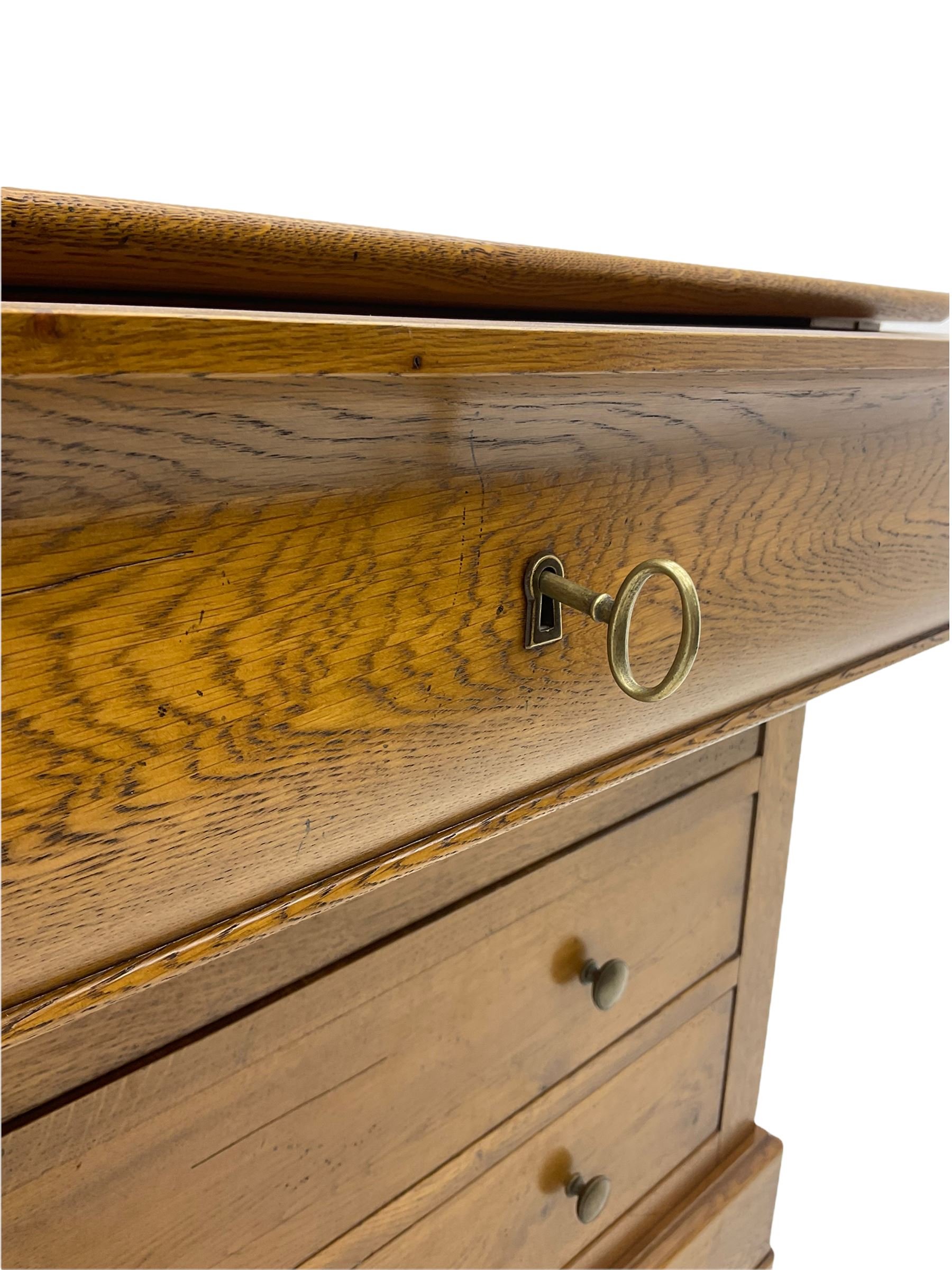 Barre Dugue - French oak five drawer chest with three drawers and frieze drawer at top and one at bo - Image 10 of 12