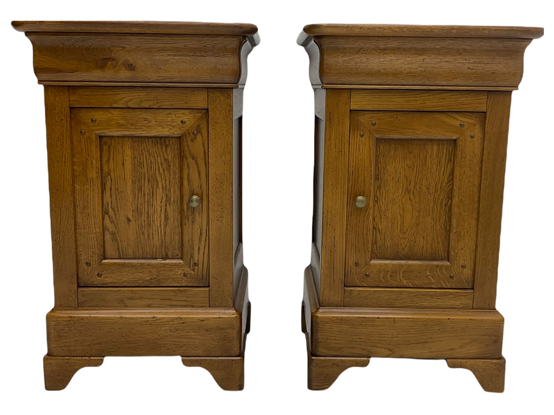 Barre Dugue - Pair of French oak bedside cabinets