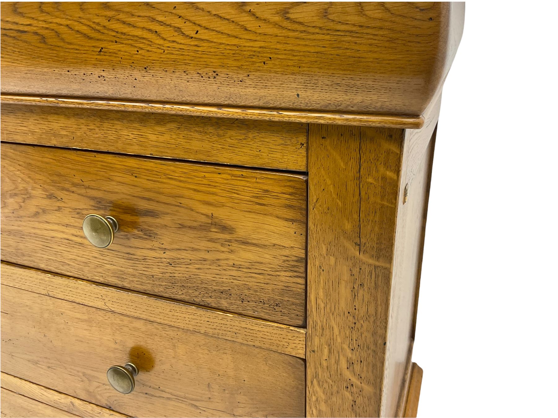 Barre Dugue - French oak five drawer chest with three drawers and frieze drawer at top and one at bo - Image 7 of 12