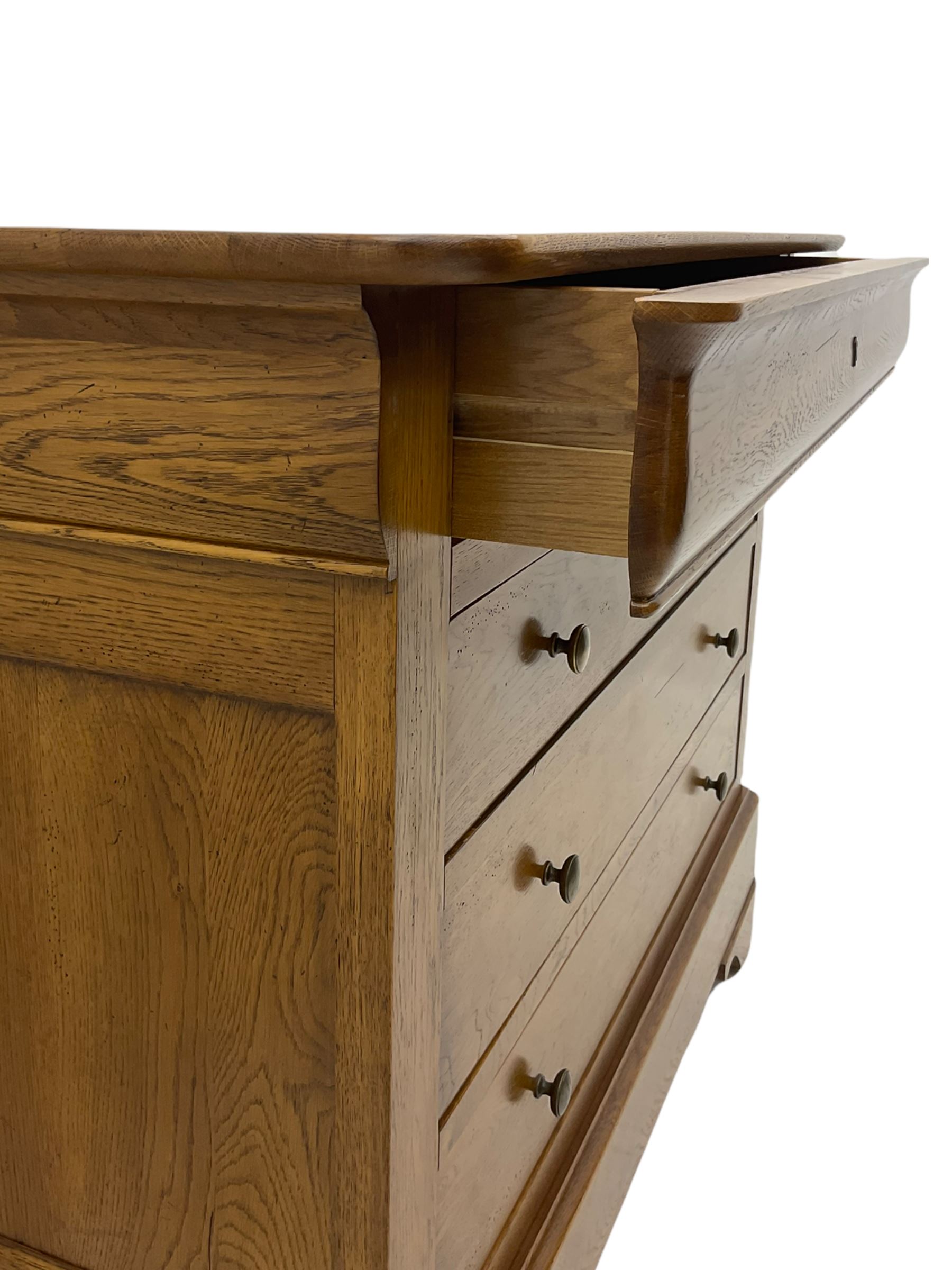 Barre Dugue - French oak five drawer chest with three drawers and frieze drawer at top and one at bo - Image 5 of 12
