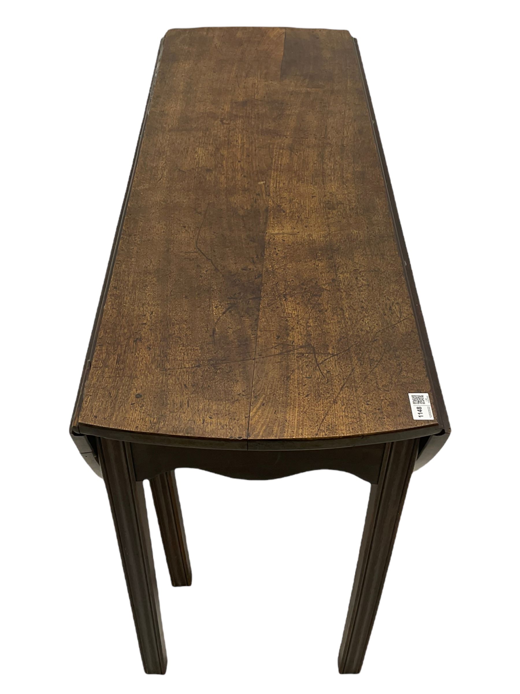 George III mahogany gate-leg dining table - Image 2 of 10