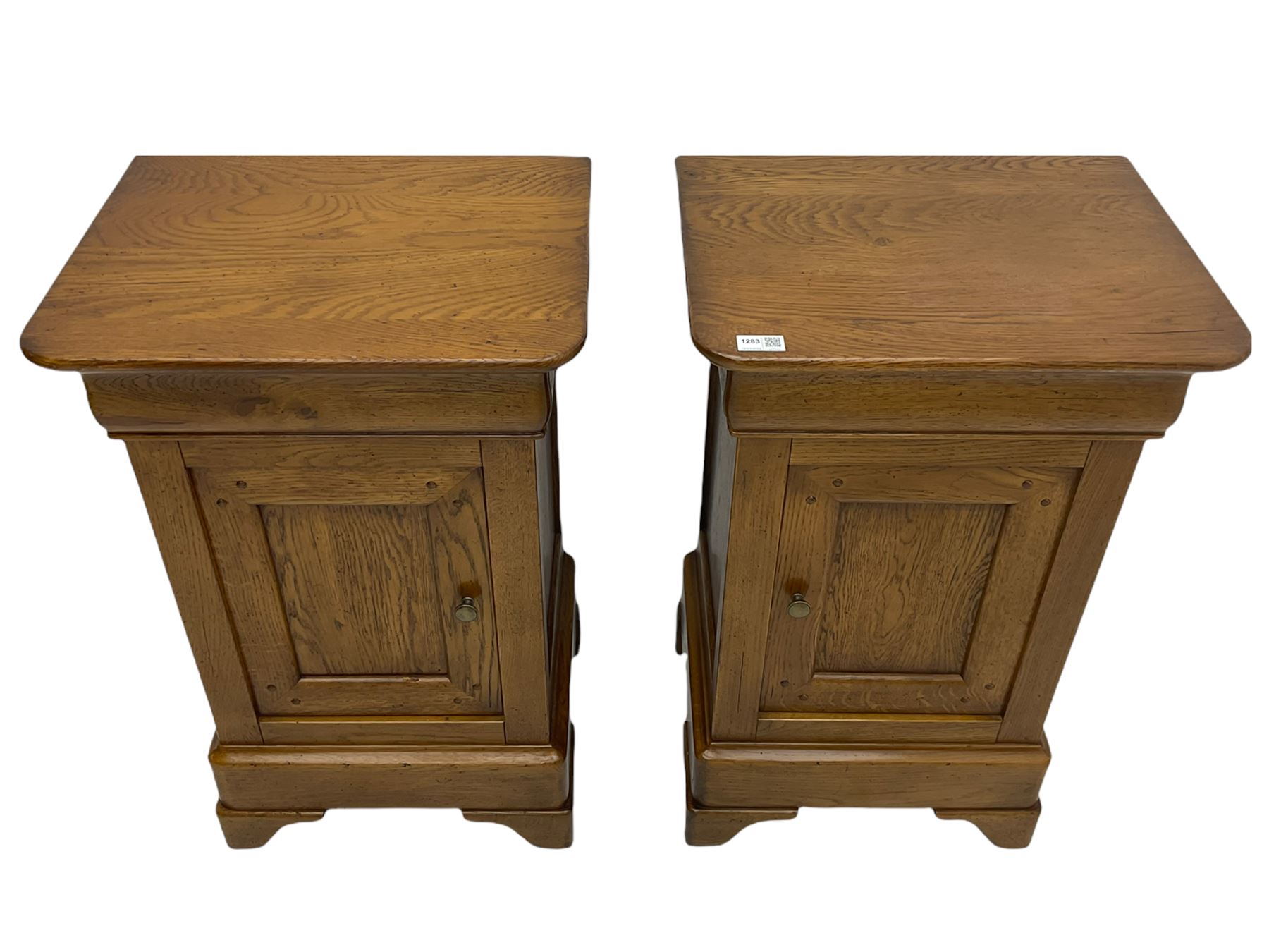 Barre Dugue - Pair of French oak bedside cabinets - Image 2 of 5