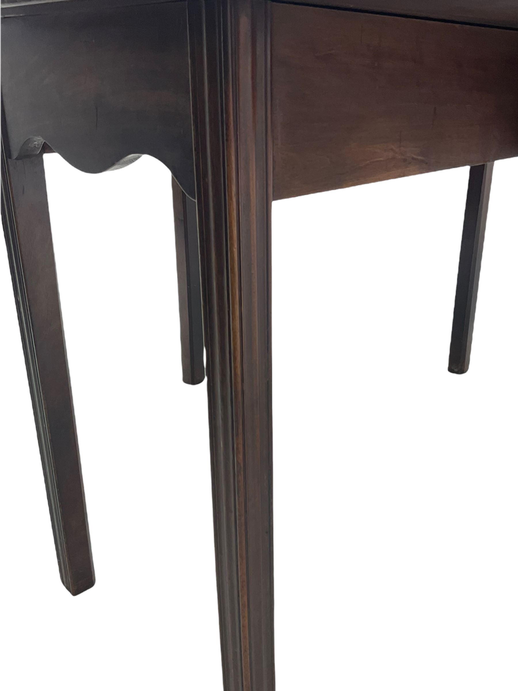 George III mahogany gate-leg dining table - Image 9 of 10