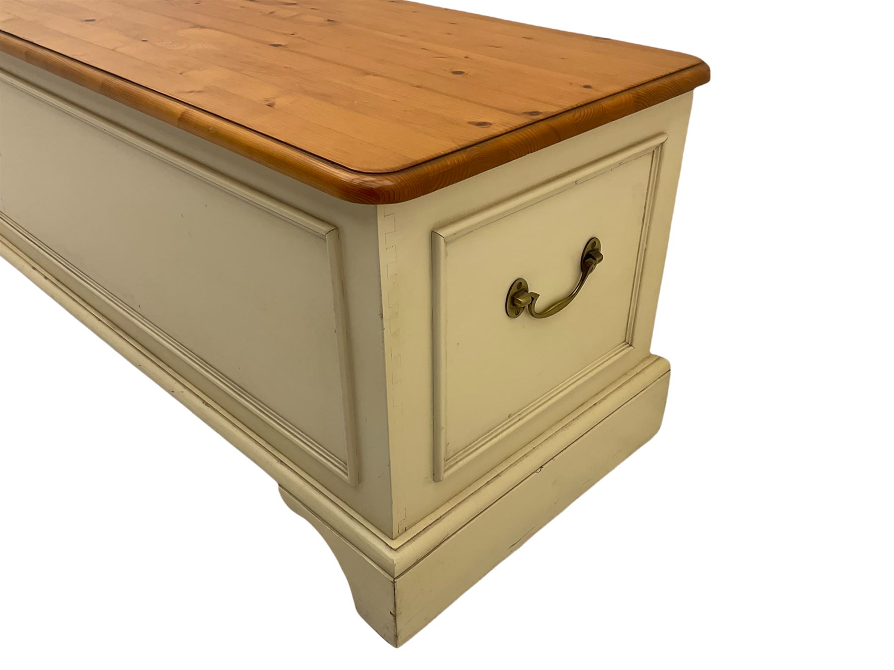 Laura Ashley pine and cream finish blanket box - Image 3 of 9