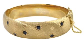 9ct textured and polished gold bangle