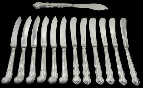 Set of six Edwardian silver handled tea knives with flowering vine detail to the handles and scimita