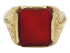 9ct gold carnelian signet ring with engraved shoulders