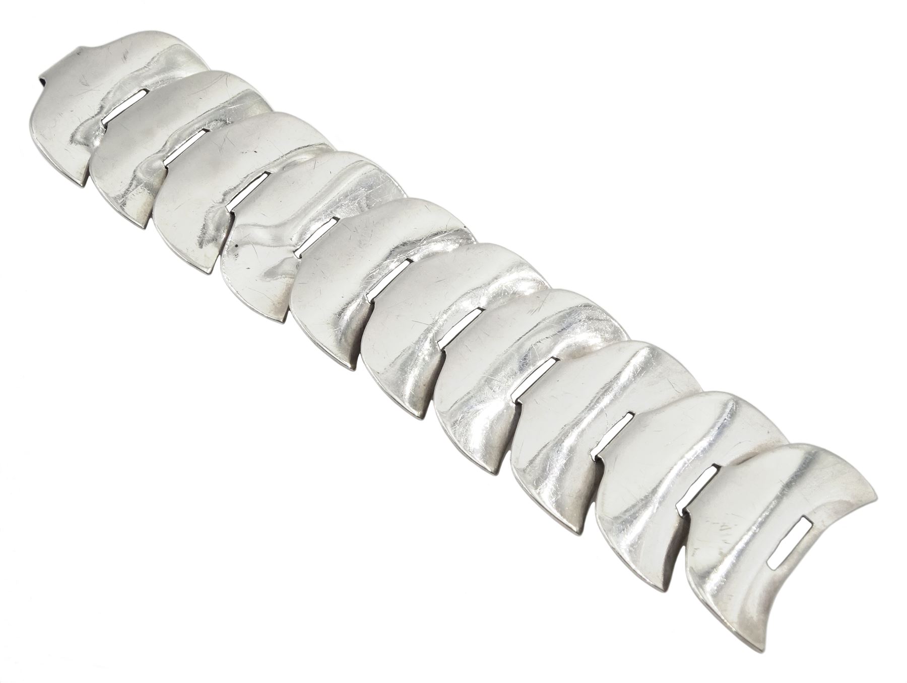 Silver contemporary abstract fish tail link bracelet - Image 2 of 2