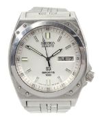 Seiko Quartz Sports 100 gentleman's wristwatch with day/date aperture