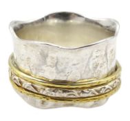 Silver spinning ring with hammered decoration