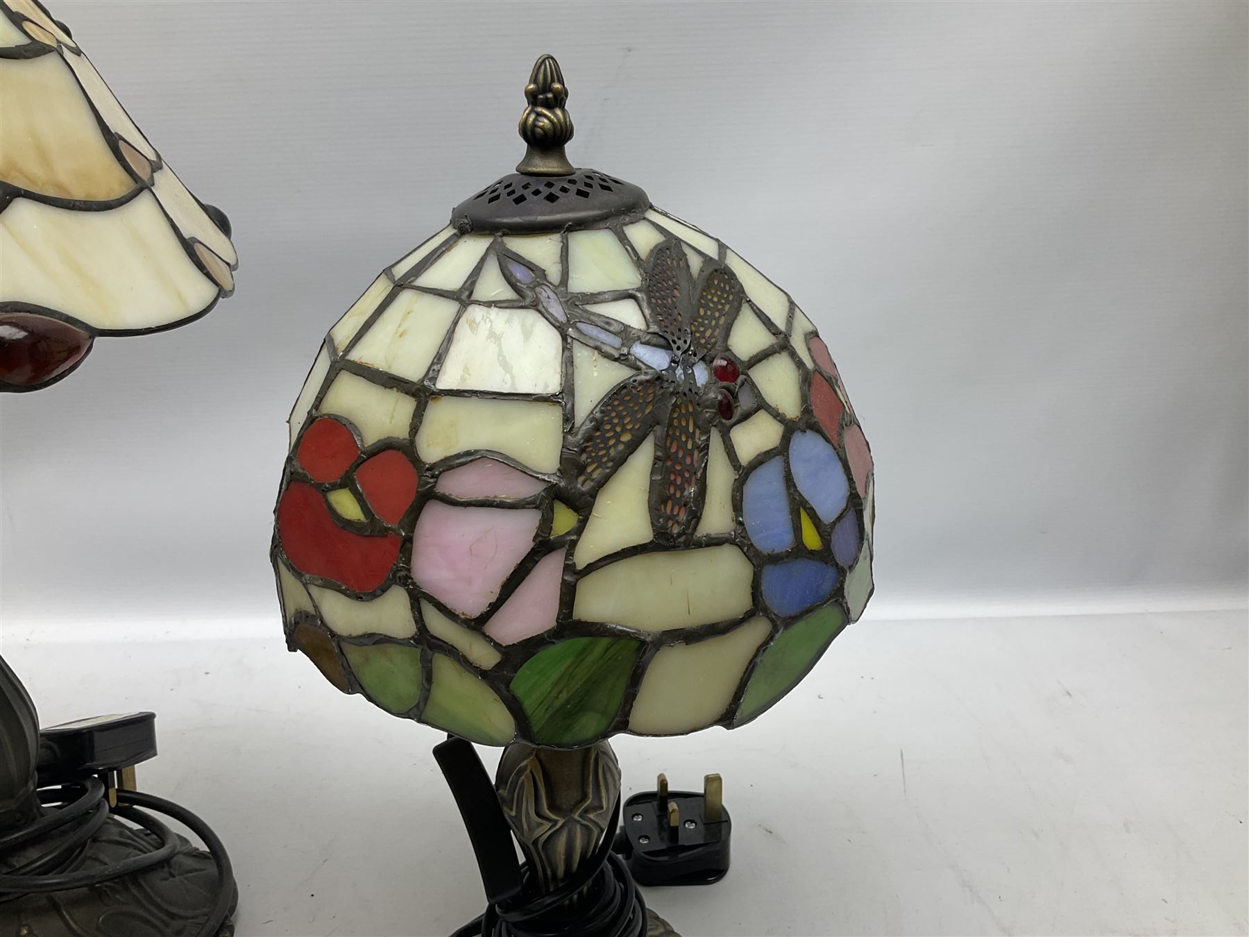 Two Tiffany style table lamps - Image 2 of 4