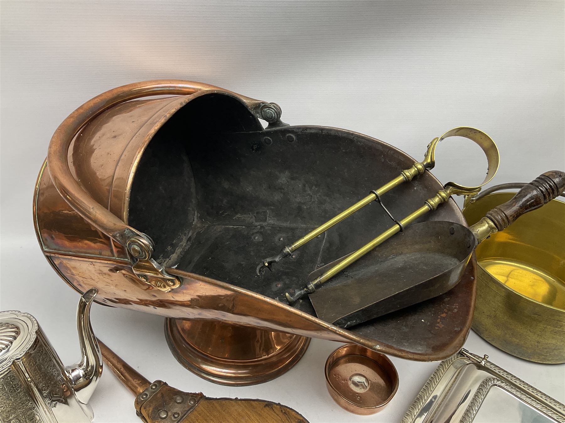 Copper coal scuttle - Image 4 of 6