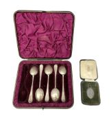 Five hallmarked silver spoons hallmarked London 1898