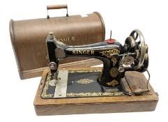 Singer sewing machine no. F3226884 in case (missing key)