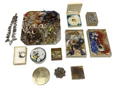 Quantity of assorted Vintage and later costume jeweller