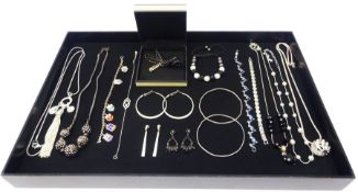 Collection of jewellery including a Links of London silver shoe charm