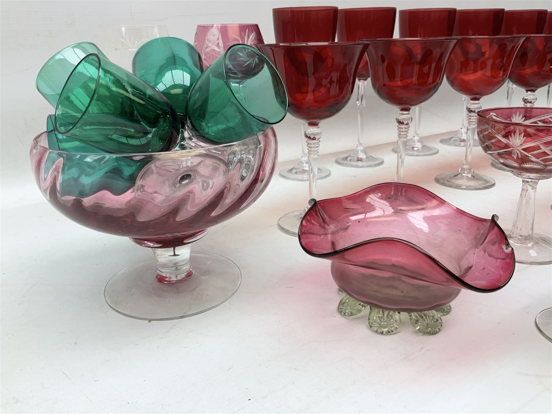 Collection of victorian and later cranberry glass - Bild 3 aus 3