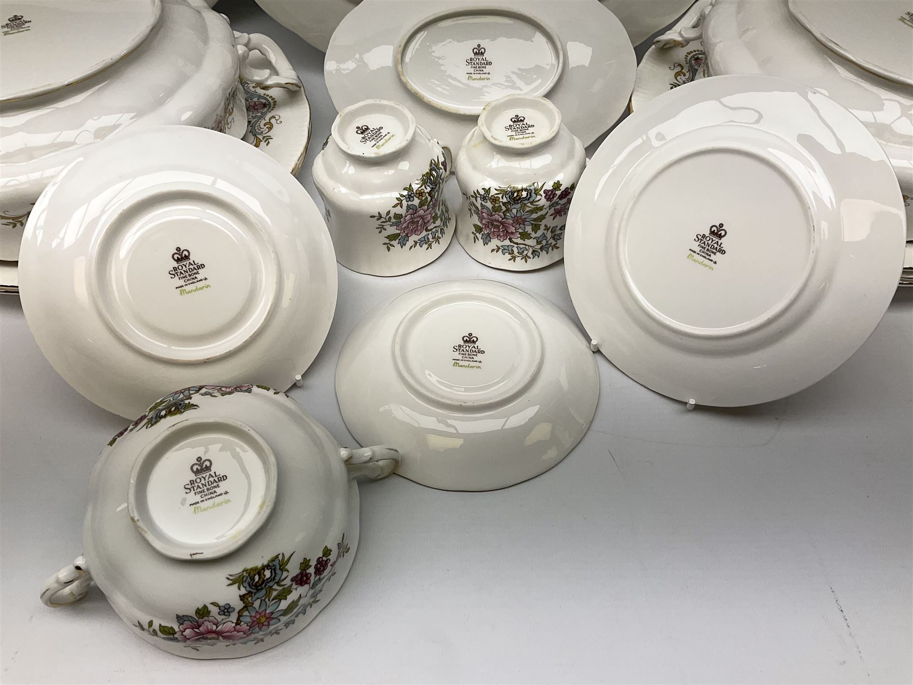 Royal Standard tea and dinner wares decorated in the 'Mandarin' pattern to include lidded tureen - Image 4 of 4