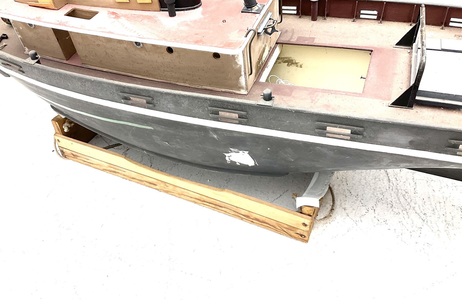 Large model of the tugboat 'Dhulia' on a wooden stand L144cm - Image 10 of 14