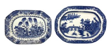 Late 18th/early 19th century Chinese export blue and white platter