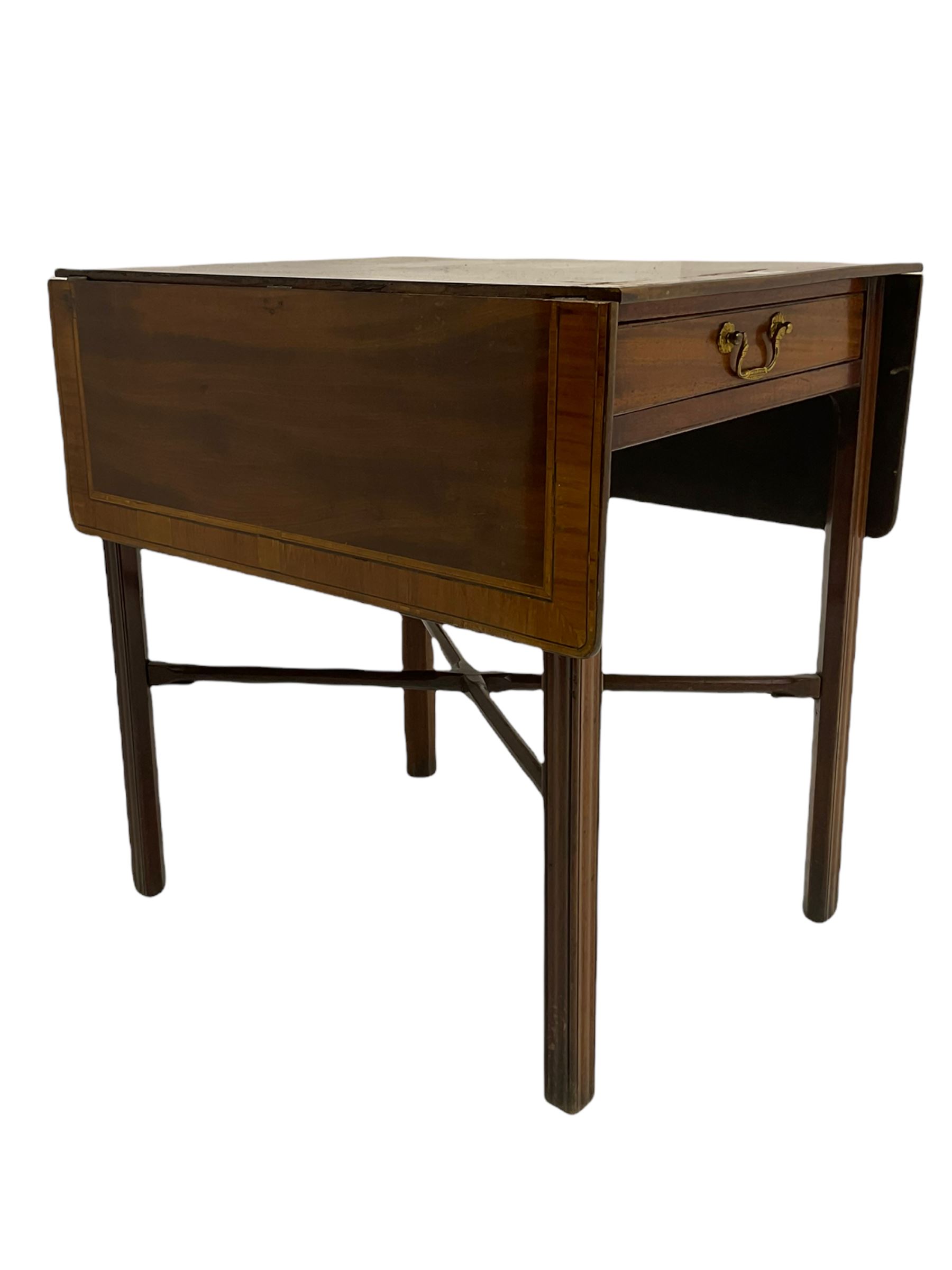 George III mahogany Pembroke table - Image 3 of 6