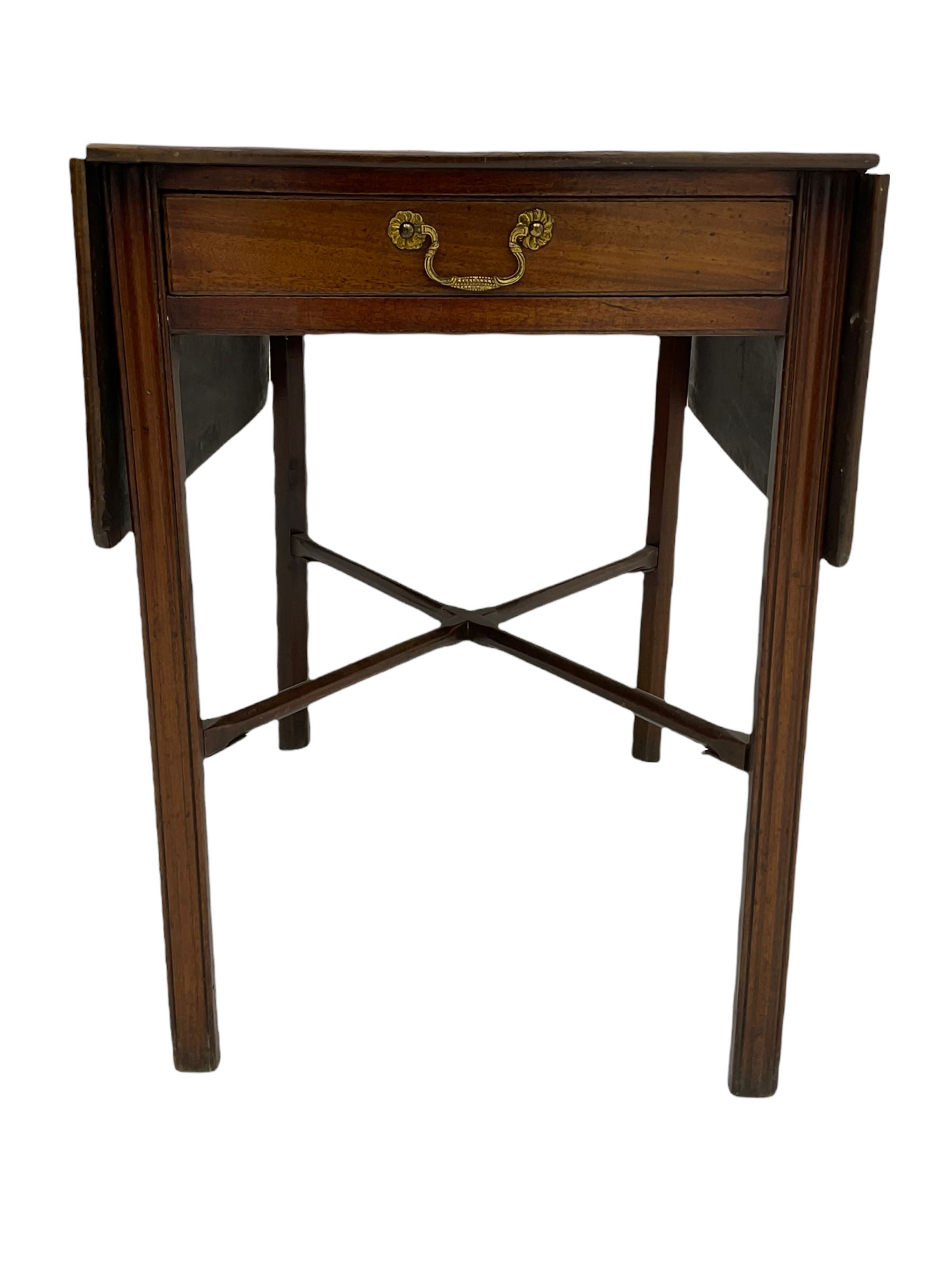 George III mahogany Pembroke table