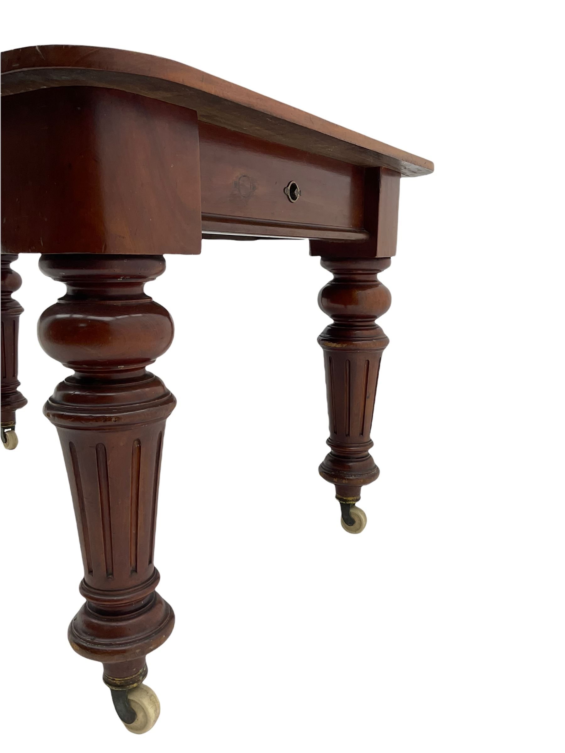 Victorian mahogany extending dining table - Image 4 of 10