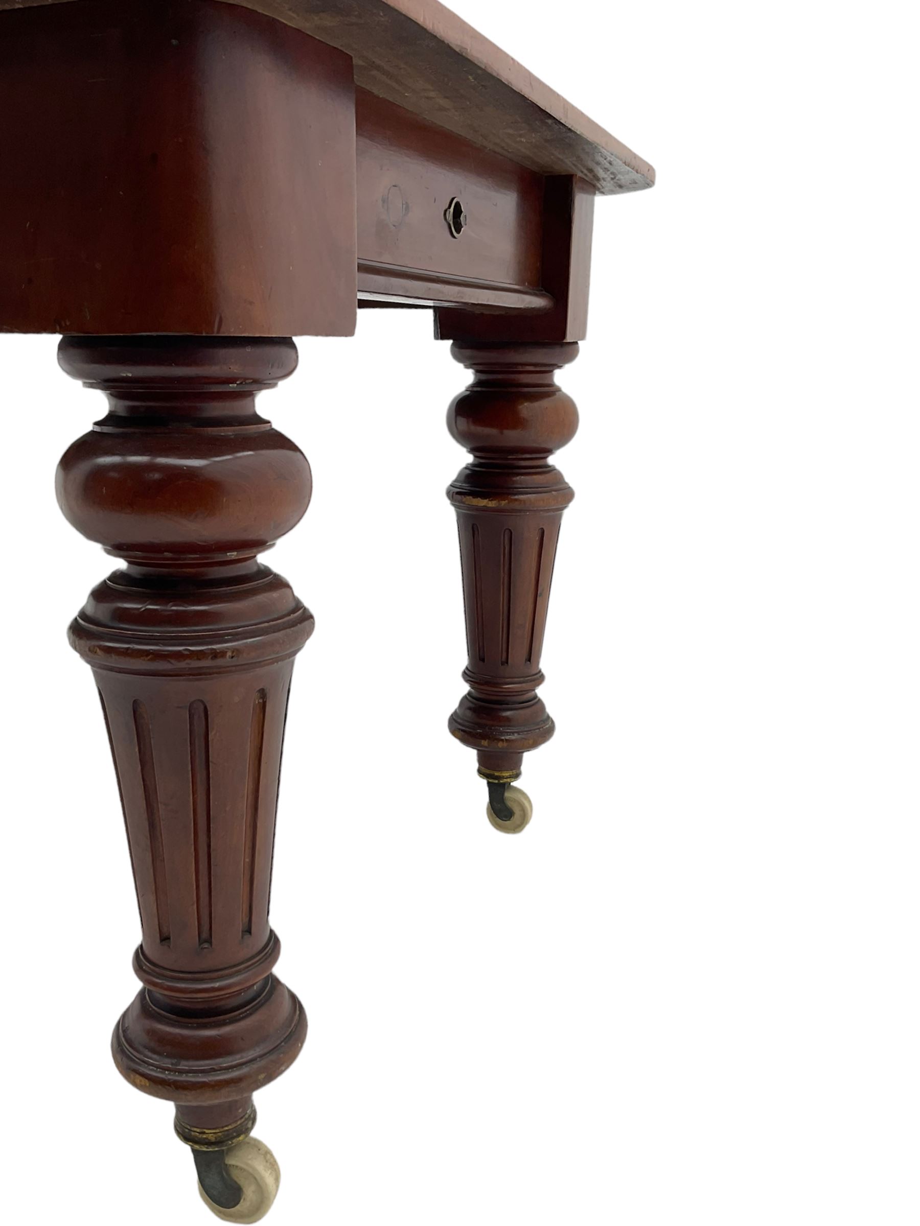 Victorian mahogany extending dining table - Image 5 of 10