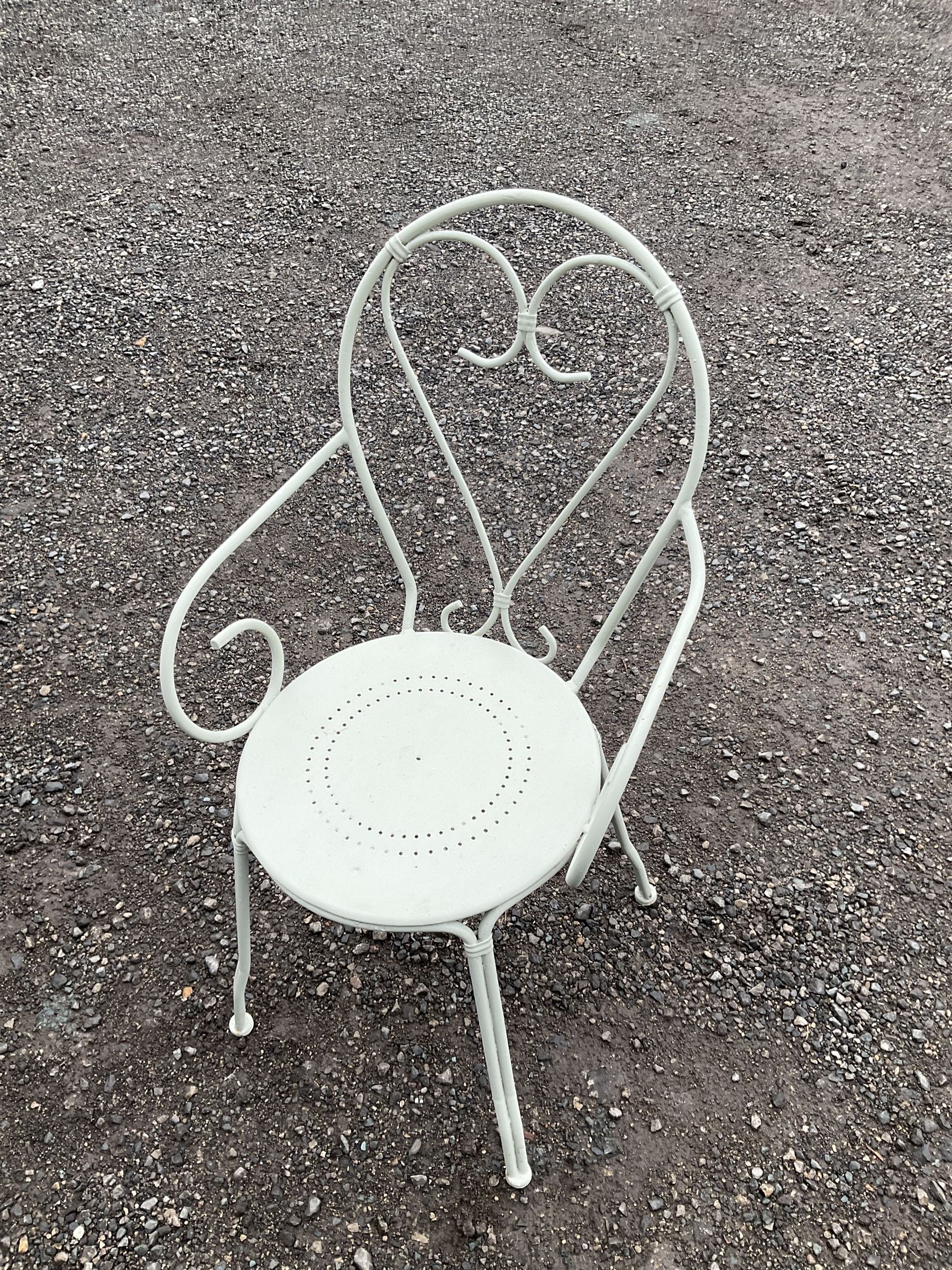 Painted garden table and three chairs - THIS LOT IS TO BE COLLECTED BY APPOINTMENT FROM DUGGLEBY STO - Image 4 of 4