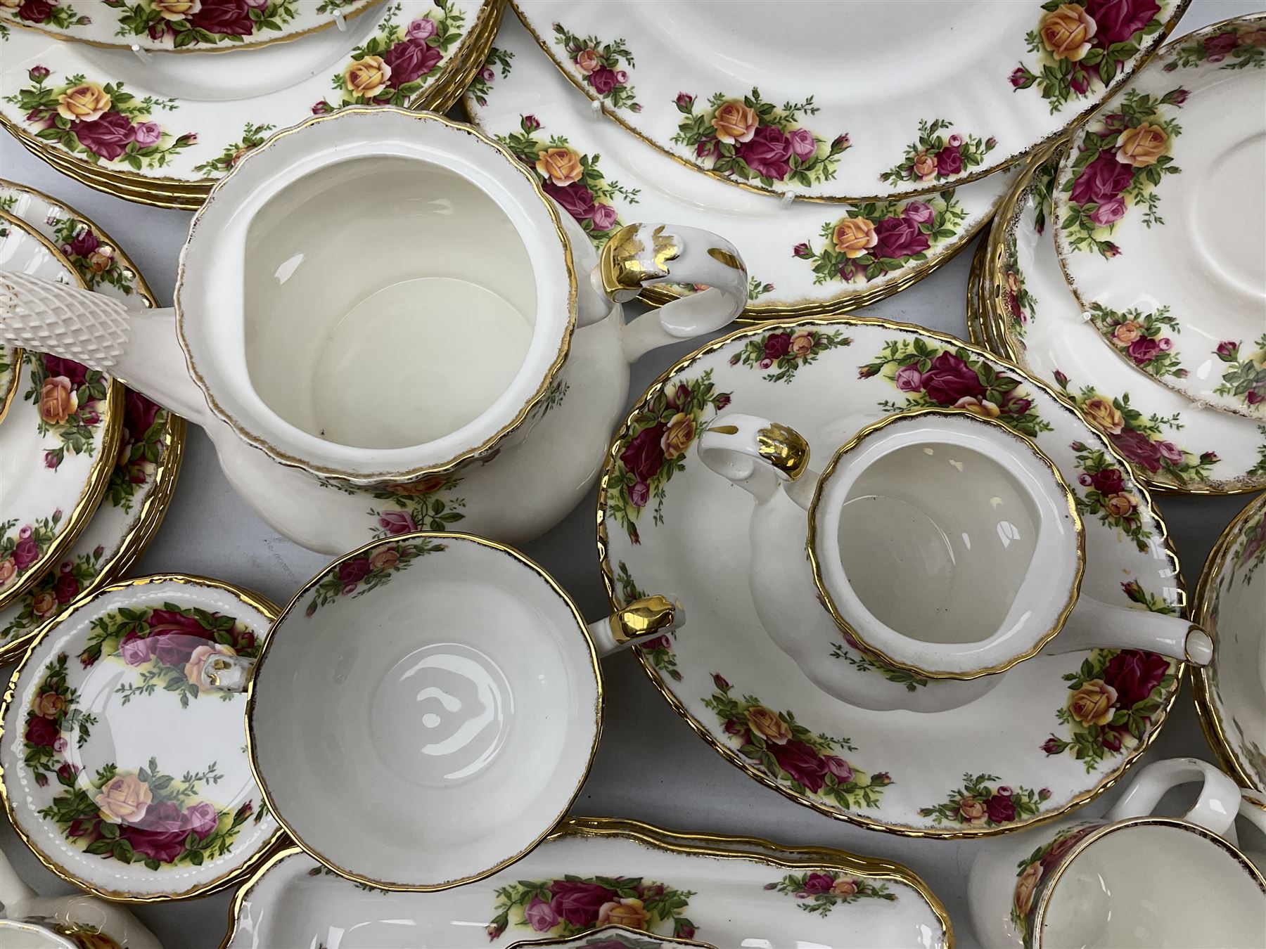 Royal Albert Old Country Roses tea and dinner wares - Image 2 of 5