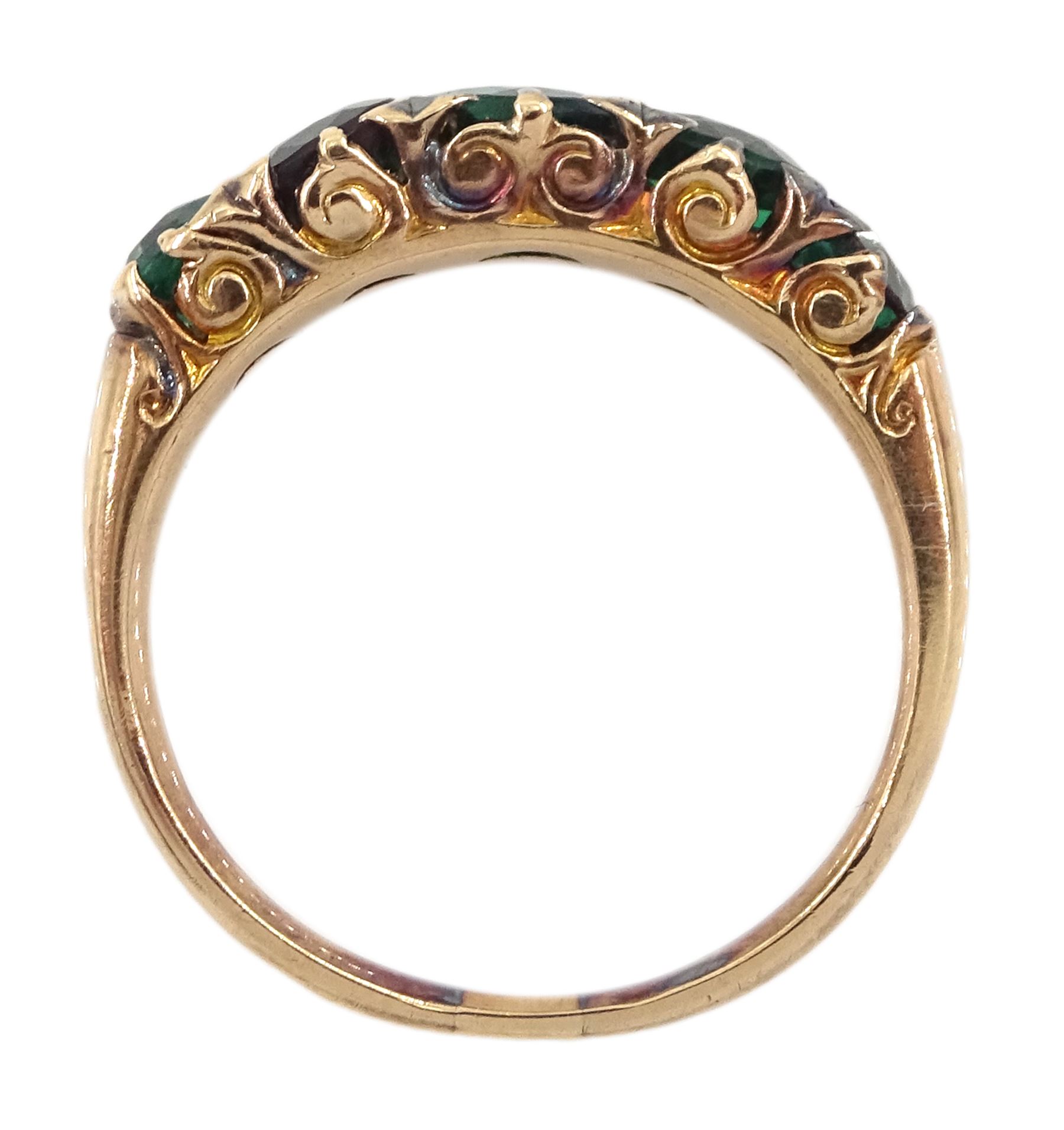 Early-mid 20th century gold graduating green paste stone ring - Image 2 of 4