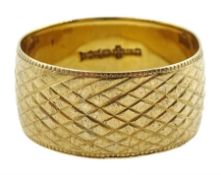 9ct gold wide band with engraved criss cross decoration