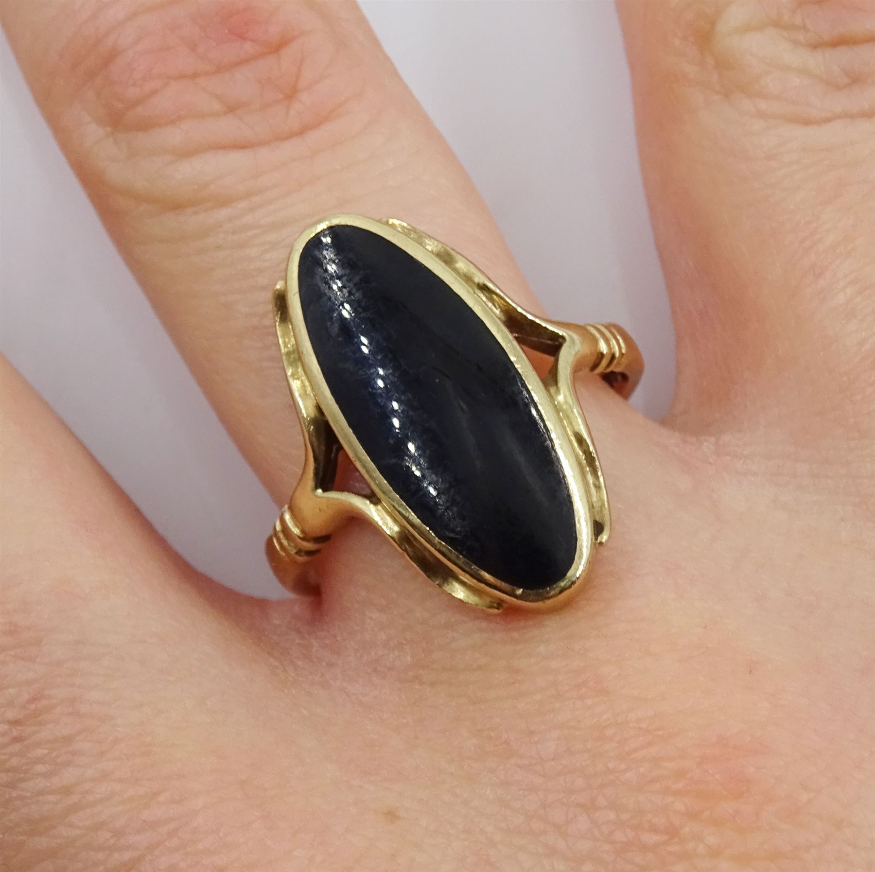 9ct gold single stone oval black onyx ring - Image 2 of 4