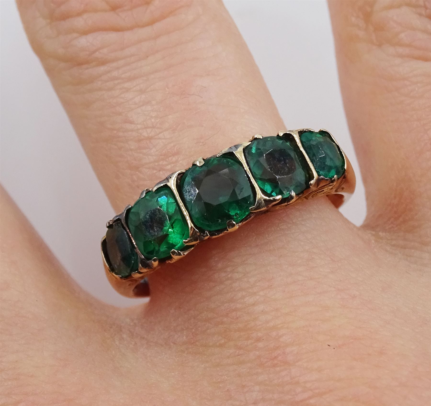 Early-mid 20th century gold graduating green paste stone ring - Image 3 of 4