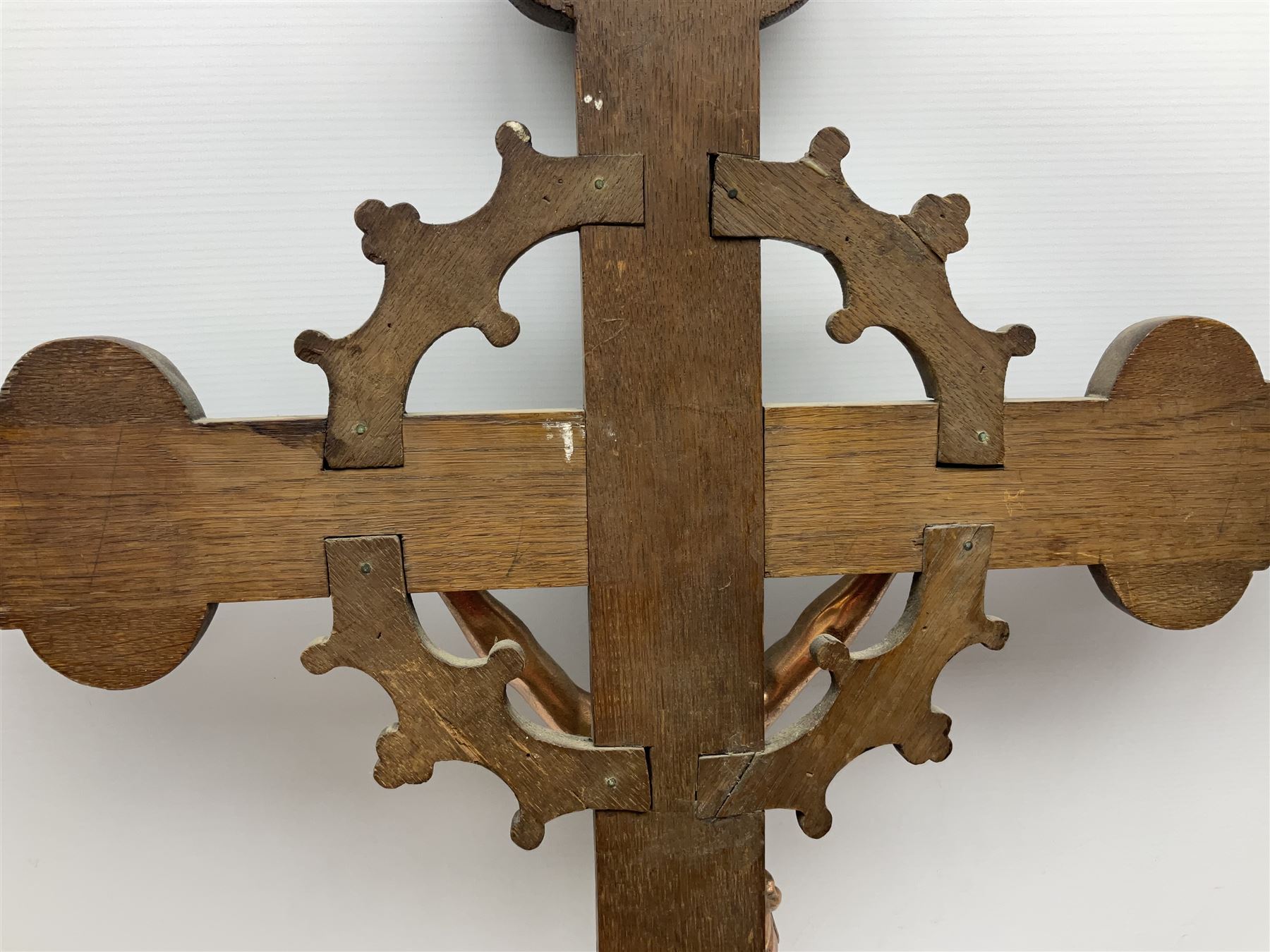 Oak crucifix carved with flowers - Image 6 of 6