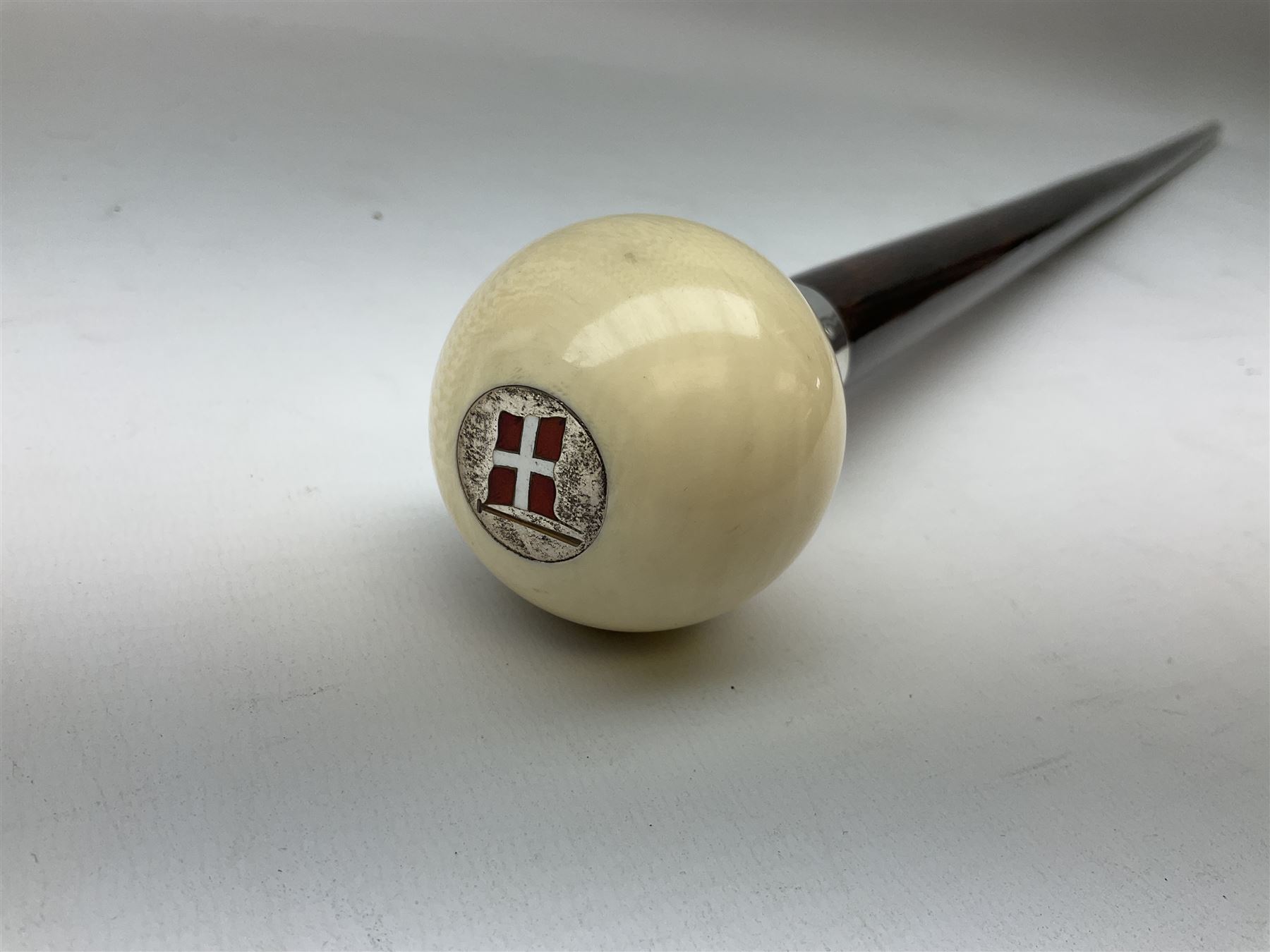 Early 20th century walking cane with turned ivory 'Snooker Ball' handle - Image 4 of 5