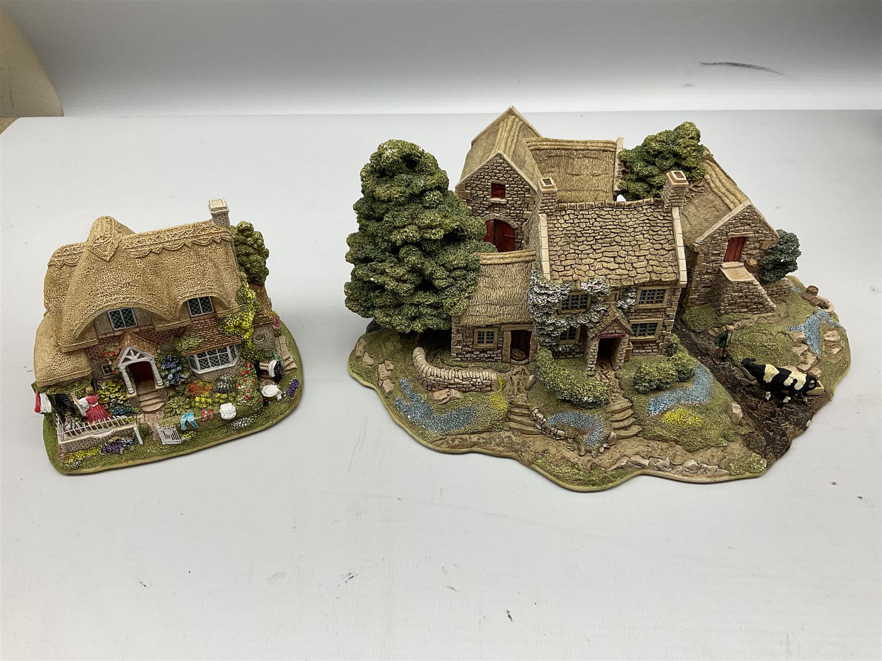 Thirteen Lilliput Lane models to include 'The King's Arms' - Image 2 of 9