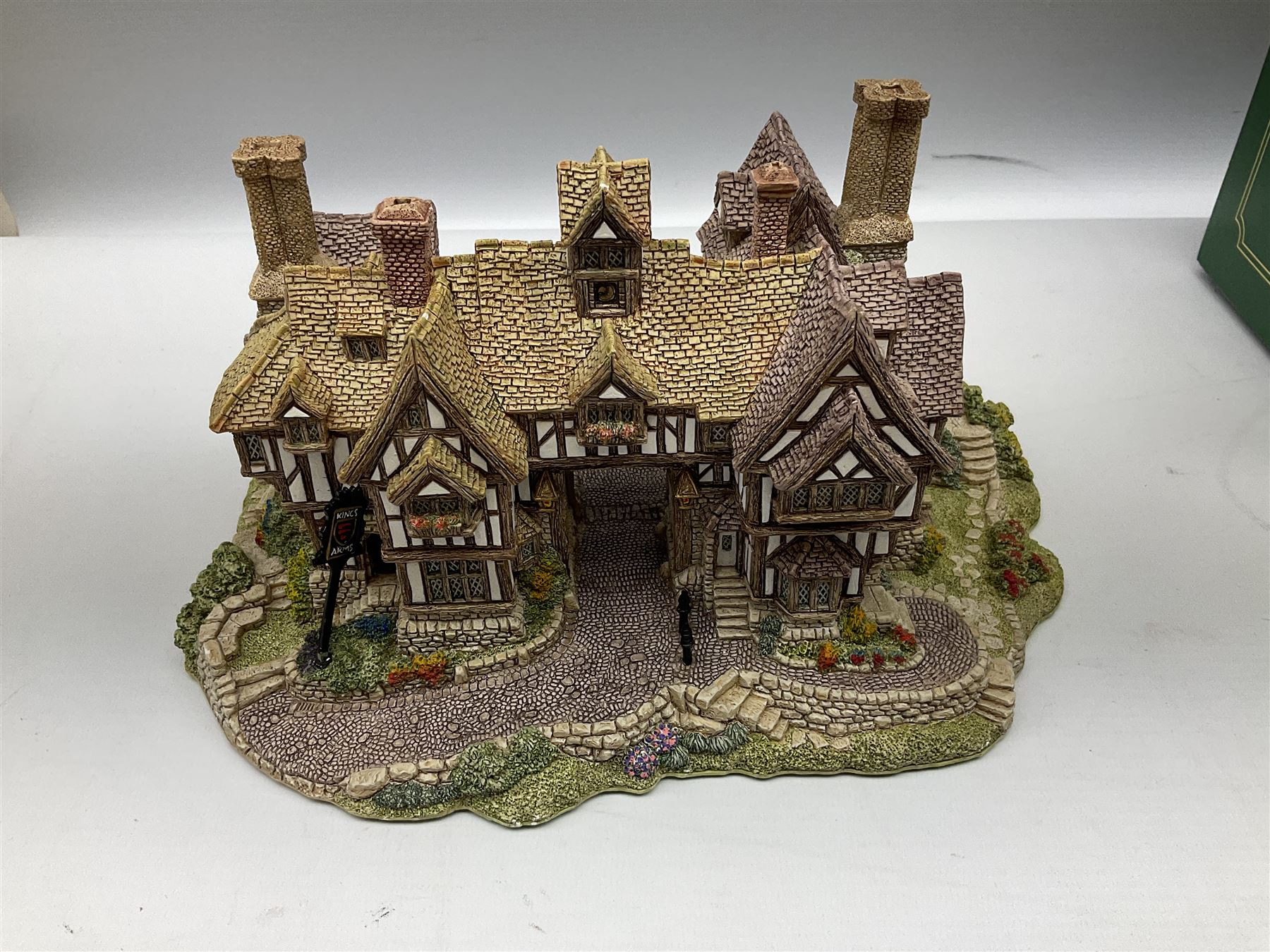 Thirteen Lilliput Lane models to include 'The King's Arms' - Image 6 of 9