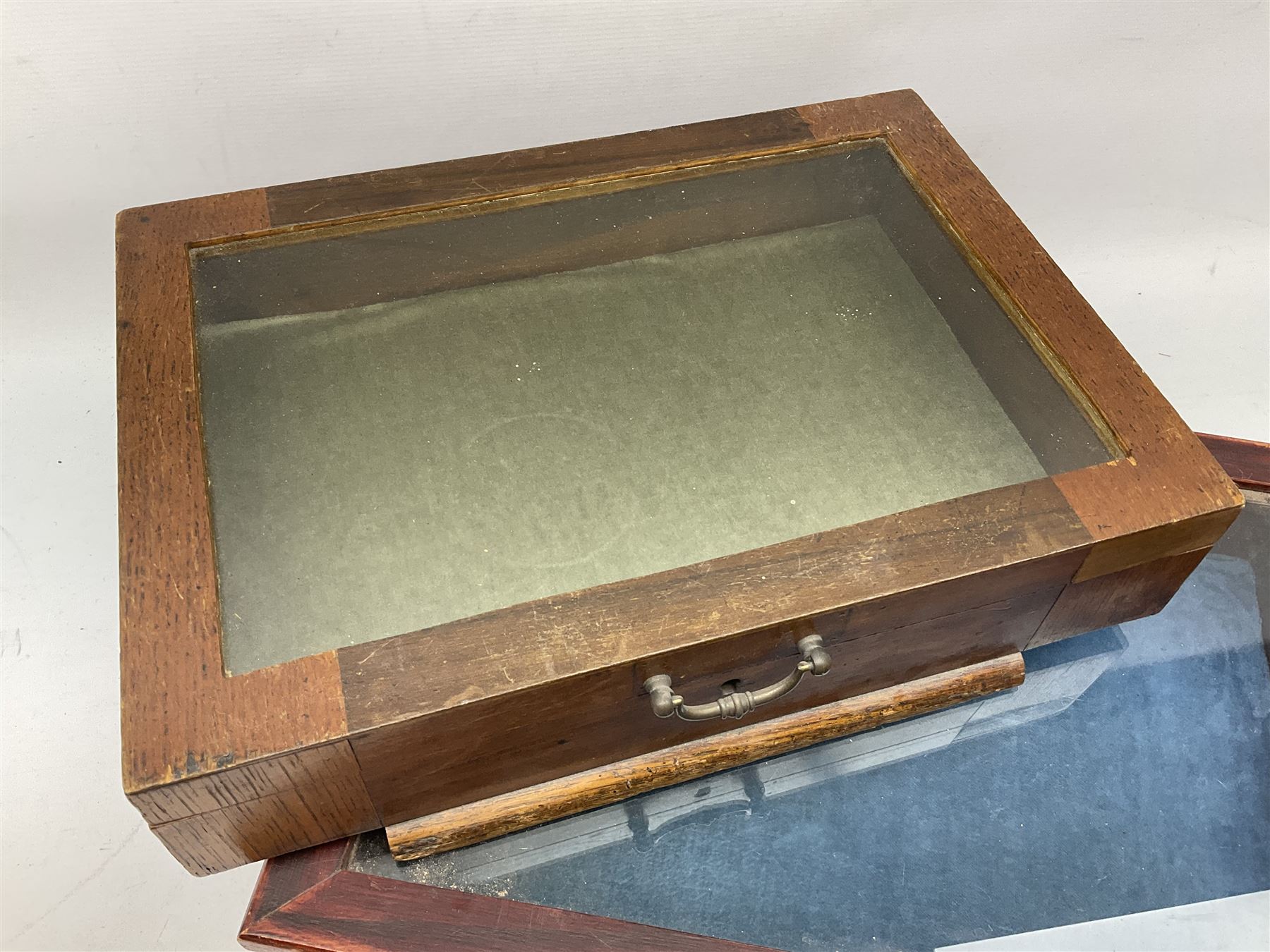 Mahogany glazed table top display case with twin handles - Image 2 of 2