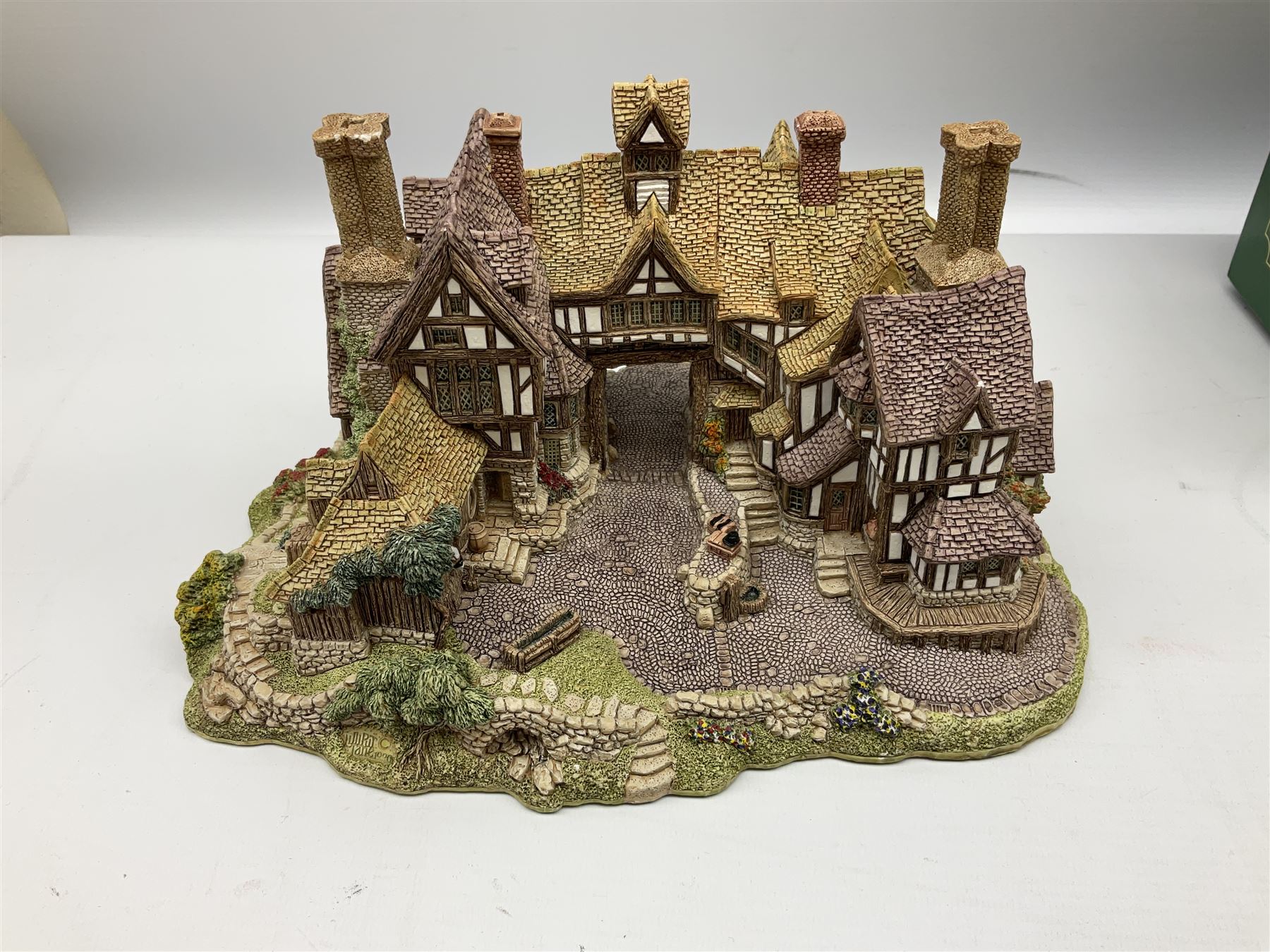 Thirteen Lilliput Lane models to include 'The King's Arms' - Image 5 of 9