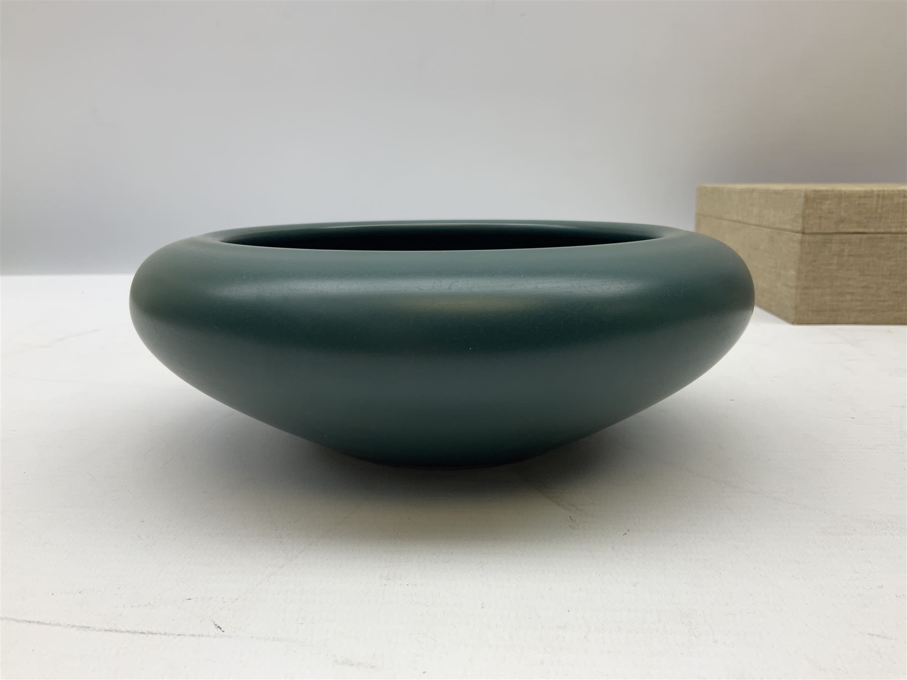 Chinese brush washer of compressed circular form with inverted rim and emerald green tea dust glaze - Image 7 of 10
