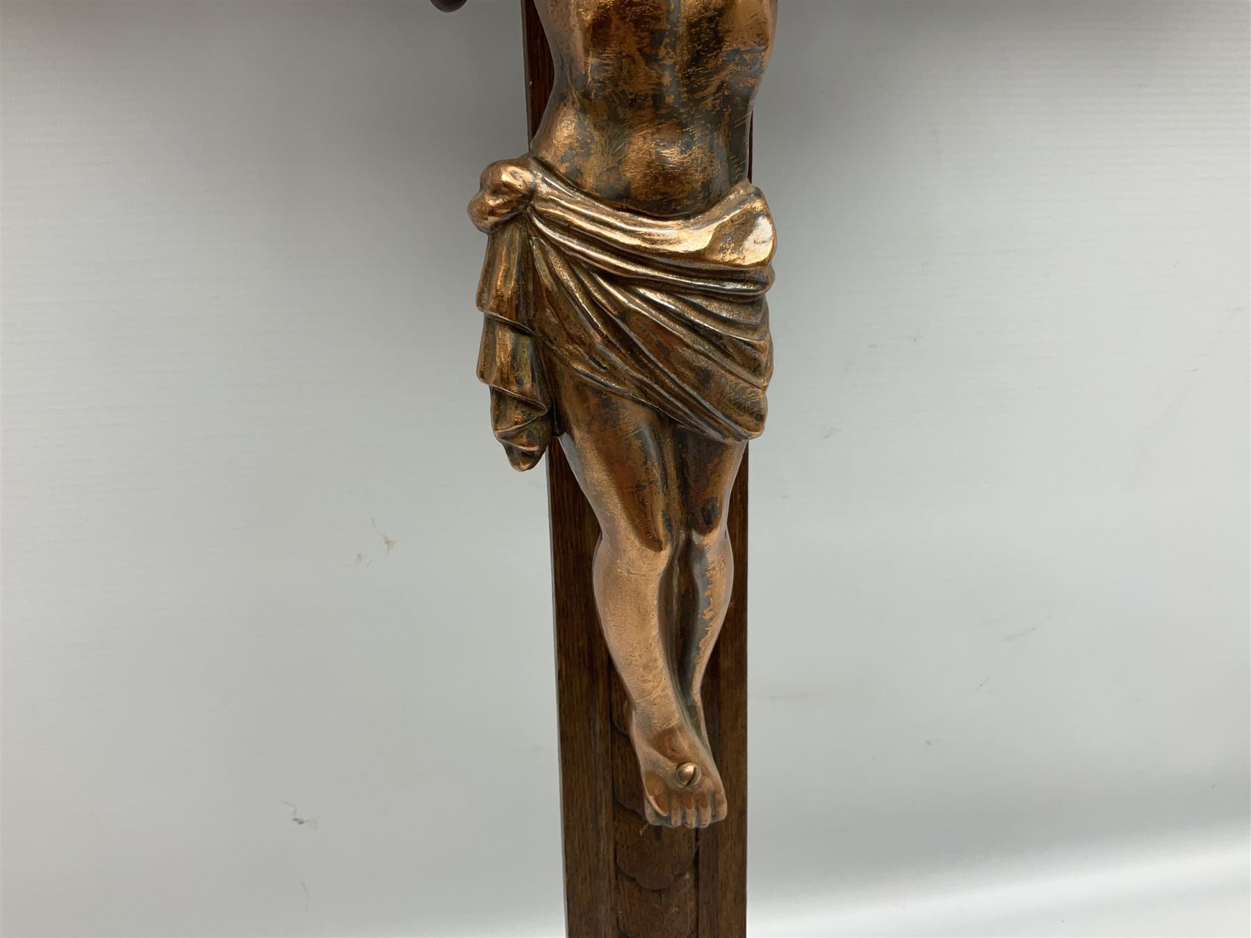 Oak crucifix carved with flowers - Image 3 of 6