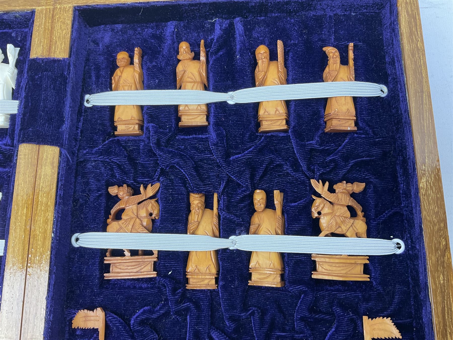 Chinese resin chess set - Image 4 of 7